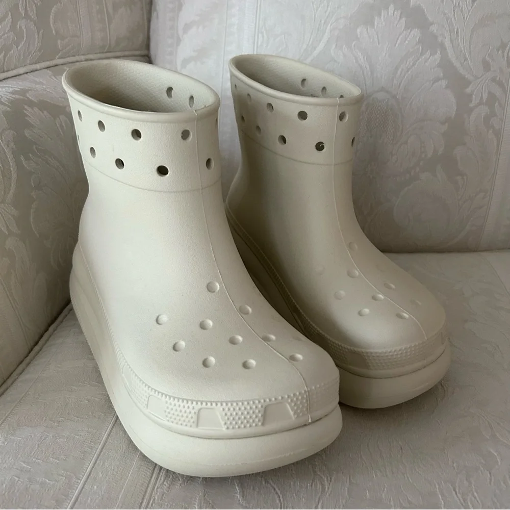 How lovely! Crocs crush platform rain boots in bone size 7